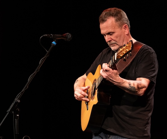 Martin Simpson playing the guitar